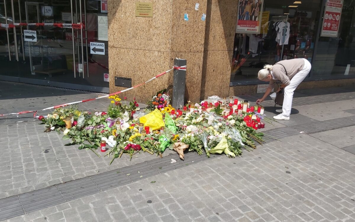 Menschen haben Blumen und Kerzen am Tatort der Messerattacke aufgestellt Menschen haben Blumen und Kerzen am Tatort der Messerattacke aufgestellt